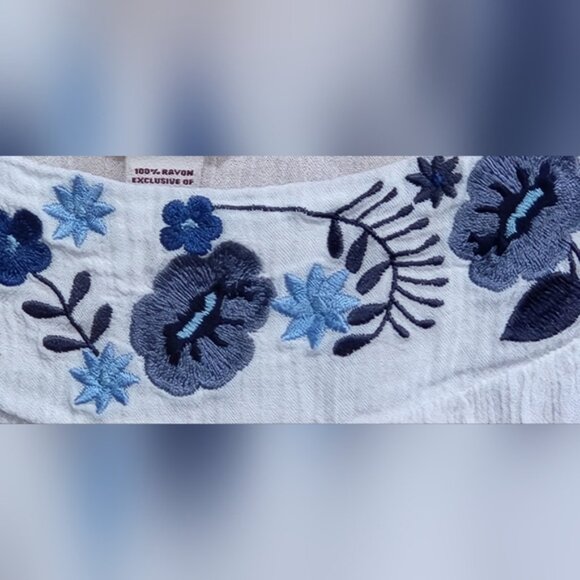 Arizona  Jean Co. White Embroidered Sleeveless Top - Picture 2 of 10